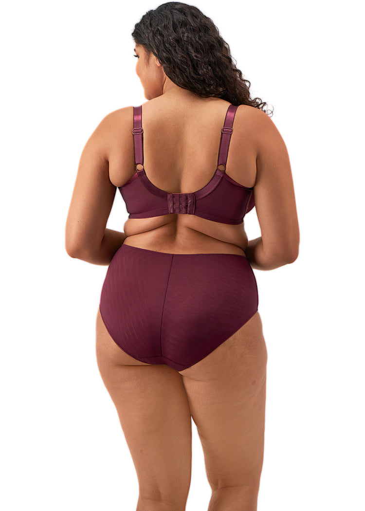 Model in Sachi Cabernet Plunge BH achterzijde