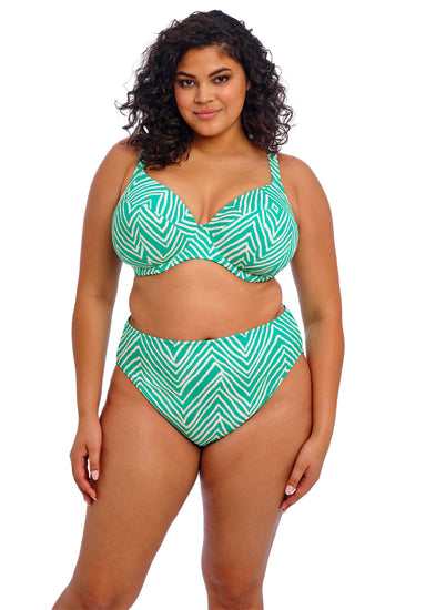 Model in Fiji Falls Plunge Bikini Top Marine voorzijde set
