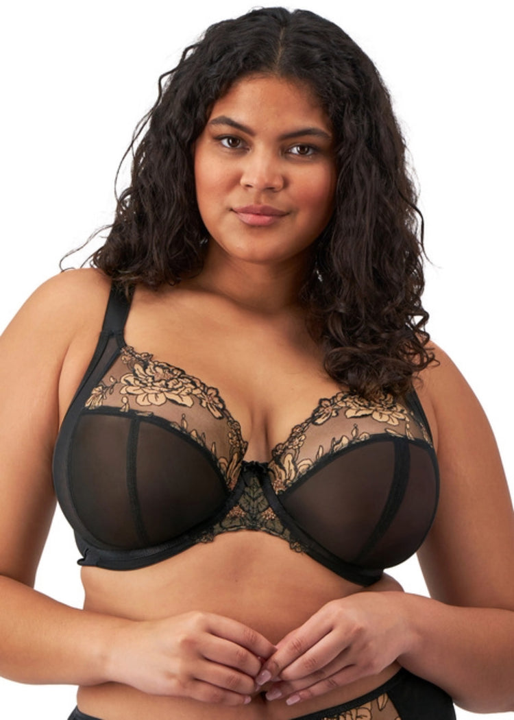 Model in Teagan Plunge BH Black/Almond Voorzijde