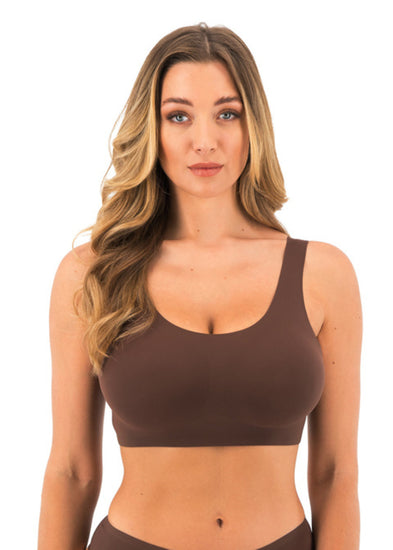 Model in Smoothease Bralette Coffee Roast Voorzijde