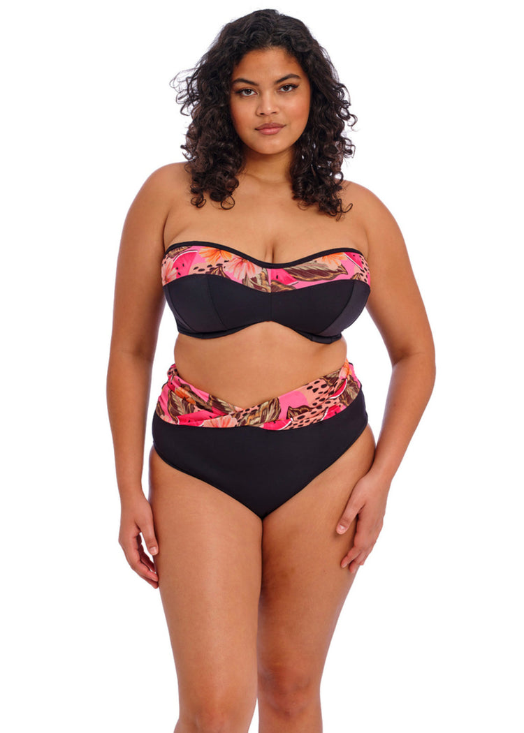 Model in Cabana Nights High Waisted Bikini Broekje Multi Voorzijde