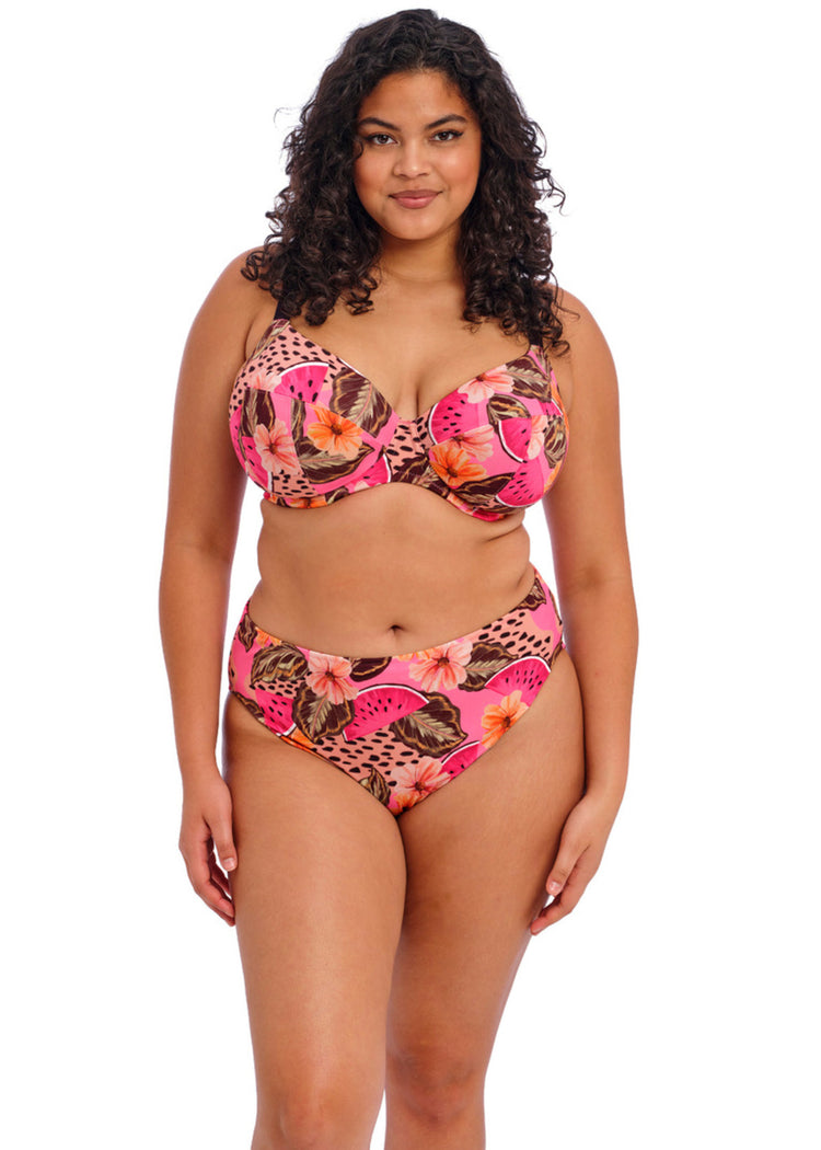 Model in Cabana Nights Mid Rise Bikini Broekje Multi Voorzijde