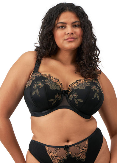 Model in Teagan voorgevormde half cup BH Black/Almond  voorzijde