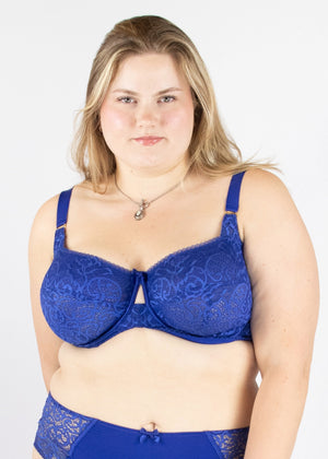 SuperBra Model in Estel Full Cup BH Royal Blue Voorzijde