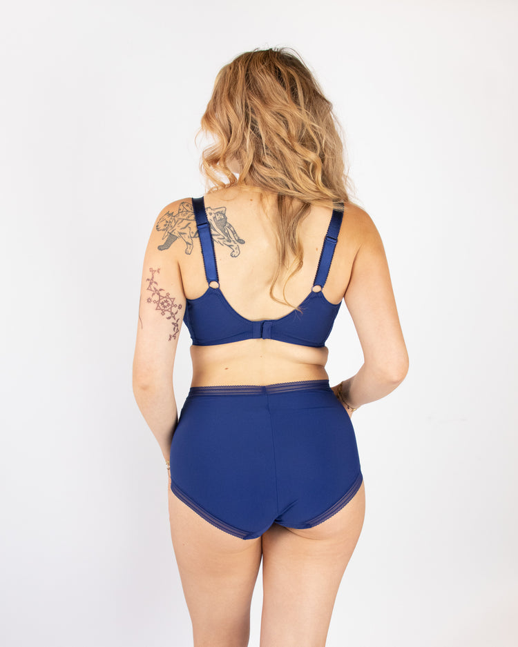 Model in Fusion Lace Full Cup Side Support BH French Navy Achterzijde