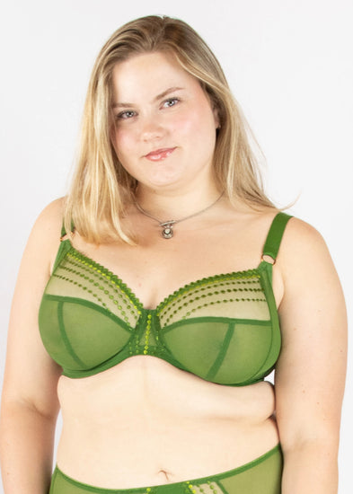 SuperBra Model in Matilda Full Cup BH Jungle Voorzijde