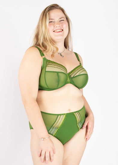 SuperBra Model in Matilda High Waisted Broekje Jungle Voorzijde