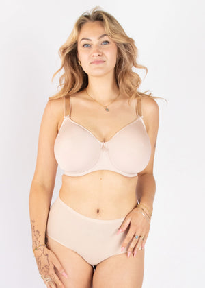 SuperBra Model in Rebecca Spacer T-Shirt BH Beige Voorzijde