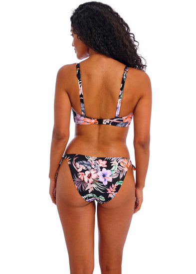 Model in Kamala Bay Midnight Tie Side Bikini Broekje Achterzijde